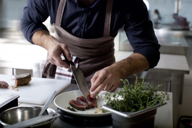 【ホテルレストランの料理人】資格不問／経験者急募／正社員／若手・中高年活躍中の職場